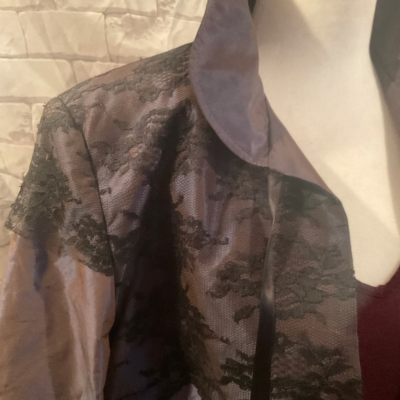 “TRISTAN& ISEUT” IRIDESCENT SATINY MAUVE LACE OVER LAY  SHORT OPEN JACKET. - Picture 8 of 16